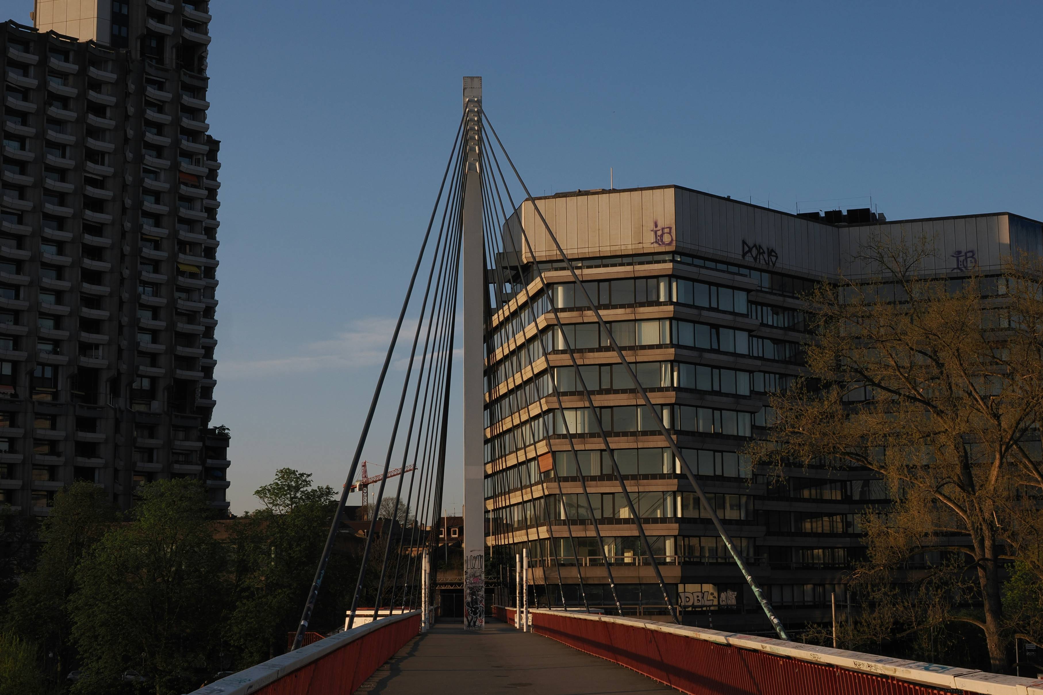 Bridge between two city buildings at daytime.