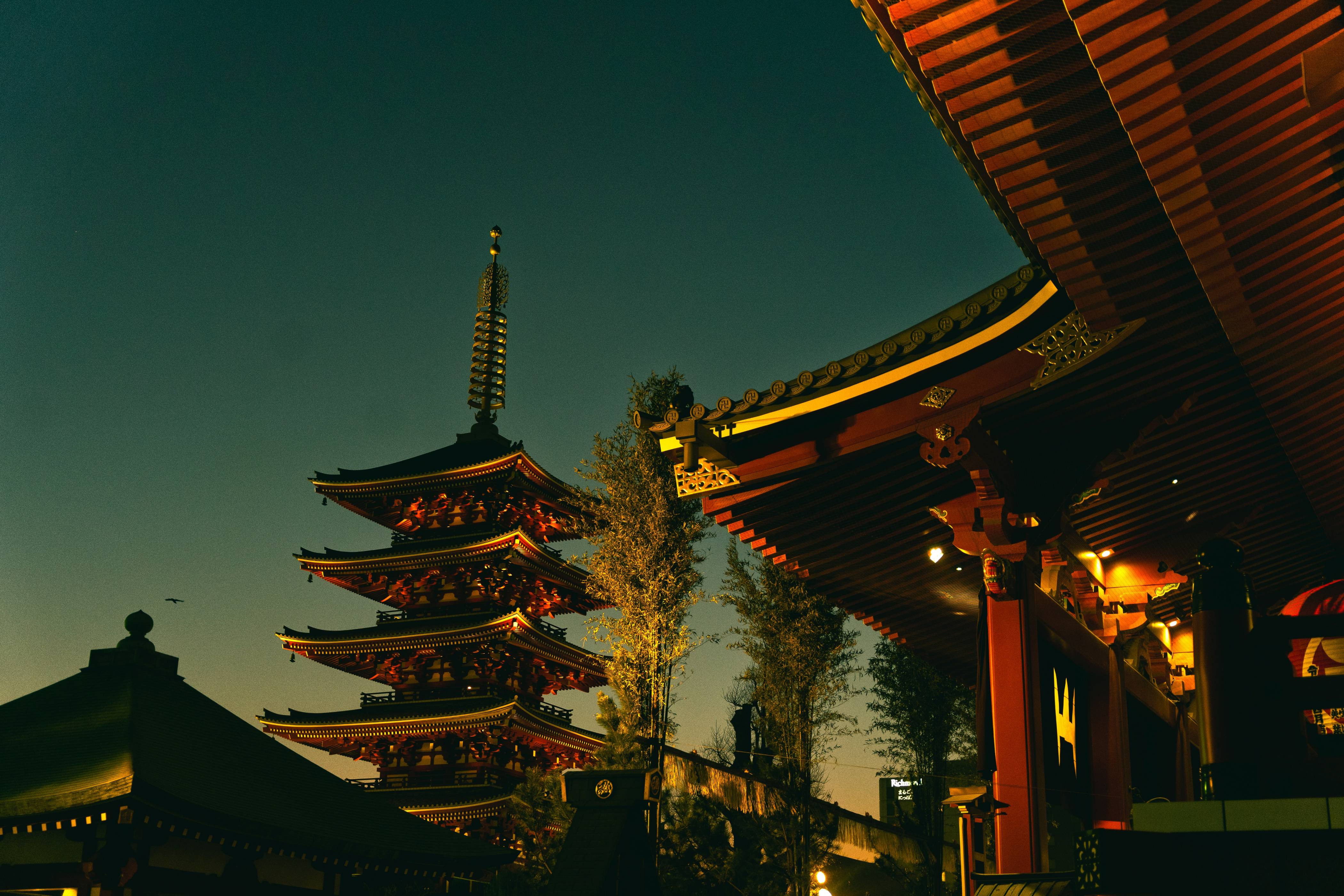 一栋高楼，背景是一座塔楼